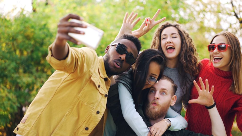 How Young Professionals Can Forge Authentic Friendships in an Increasingly Digital World