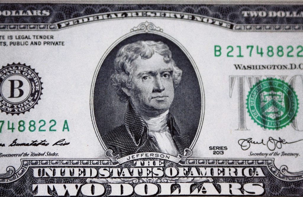 US Dollar Declines Amid Federal Reserve Outlook and Government Shutdown