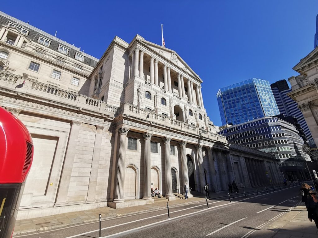Bank of England Keeps Key Interest Rate Unchanged at 4%