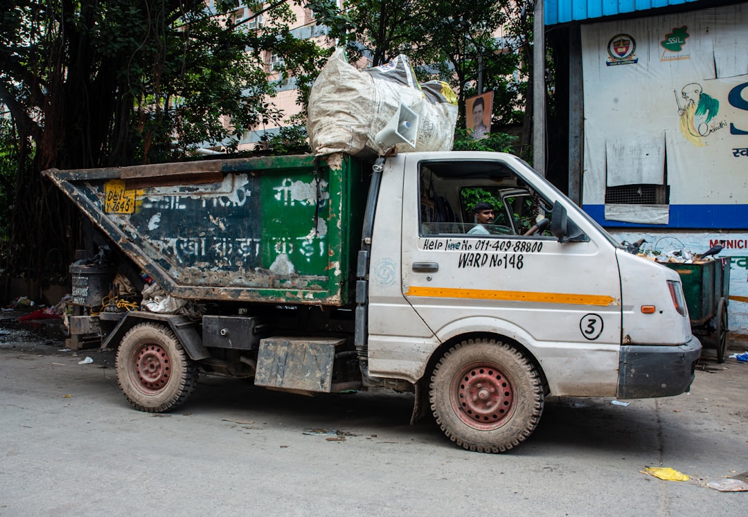 India Tightens Pollution Curbs in New Delhi, Halts Construction
