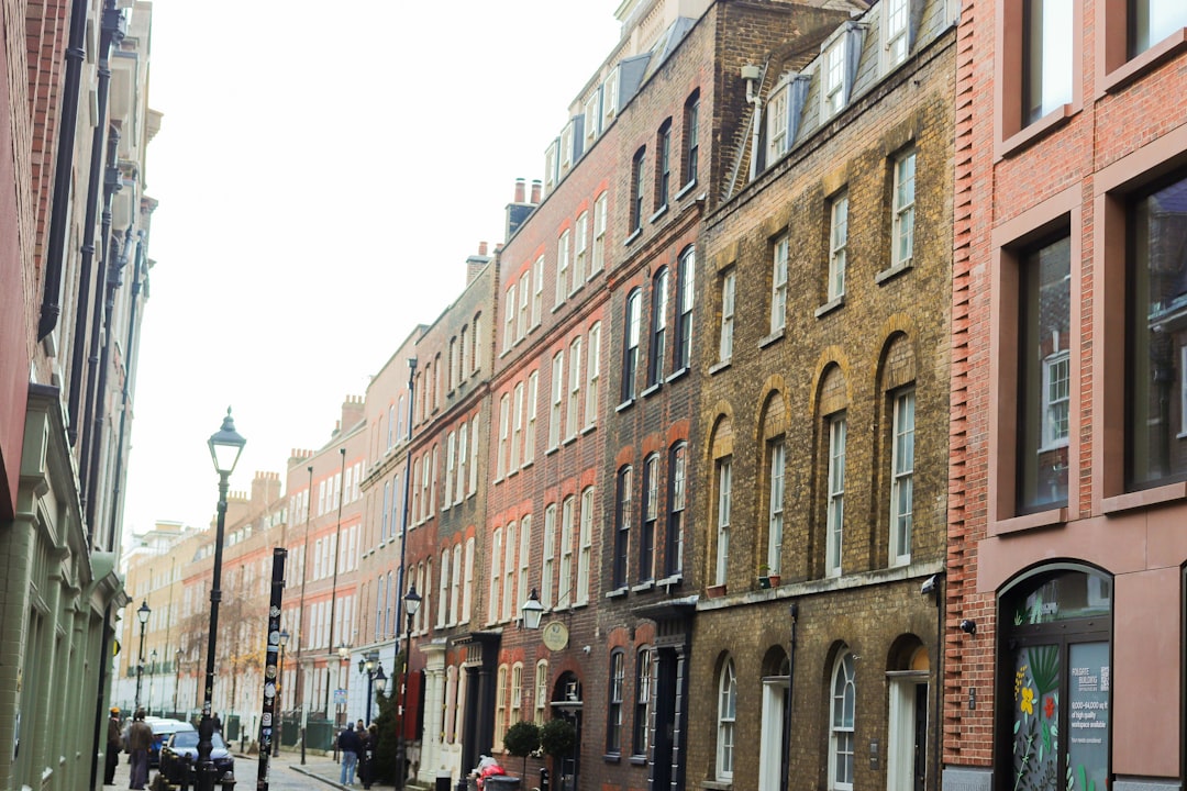 London House Prices Rise, Ending Streak of Declines
