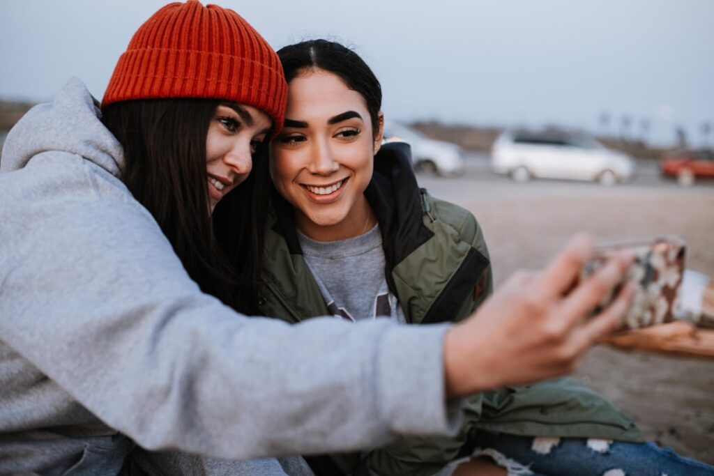 Boundaryless Friendships Redefine Career Capital in the Platform Economy
