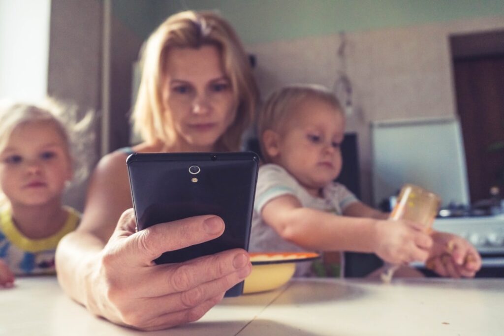 Digital Parenting Platforms Reshape Co‑Parenting Architecture and Labor Markets