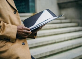 Digital Portfolios vs. Paper Files: How E‑Portfolios Reshape Career Capital