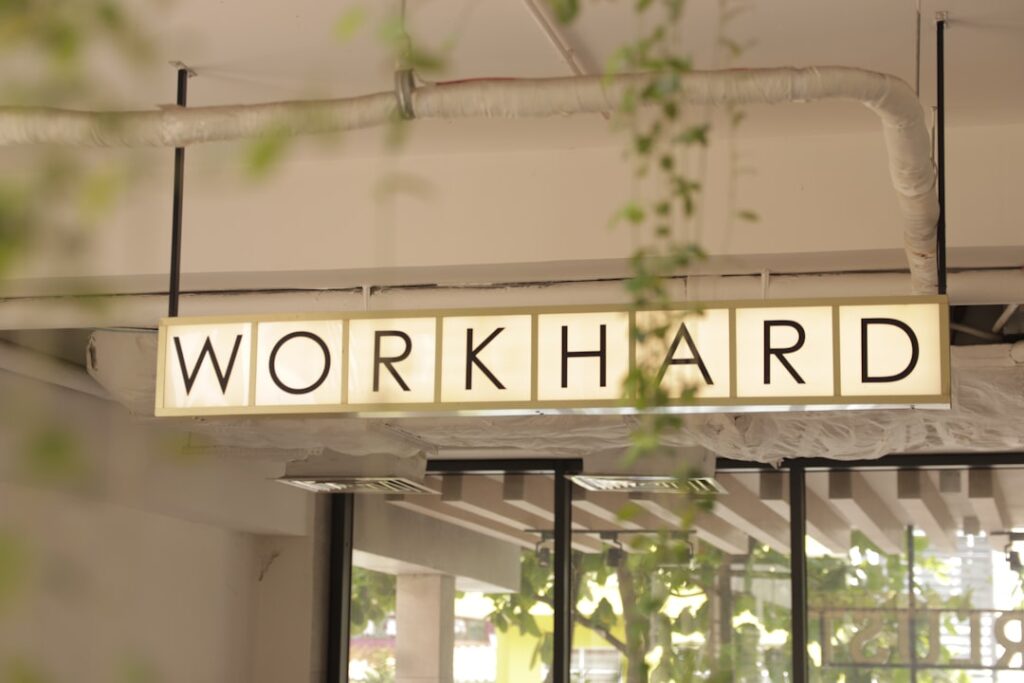 Flexible Benchmarks Redefine Return‑to‑Work: Structural Shifts Reshape HR, Career Capital, and Institutional Power
