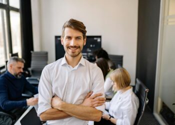 Hybrid Product Managers Redefine Leadership as Firms Institutionalize Cross‑Functional Capital