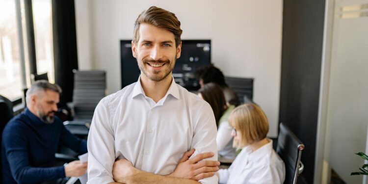 Hybrid Product Managers Redefine Leadership as Firms Institutionalize Cross‑Functional Capital