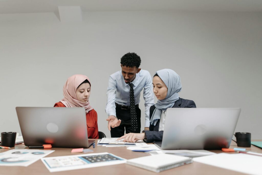 Hybrid Product Managers Redefine Leadership as Firms Institutionalize Cross‑Functional Capital
