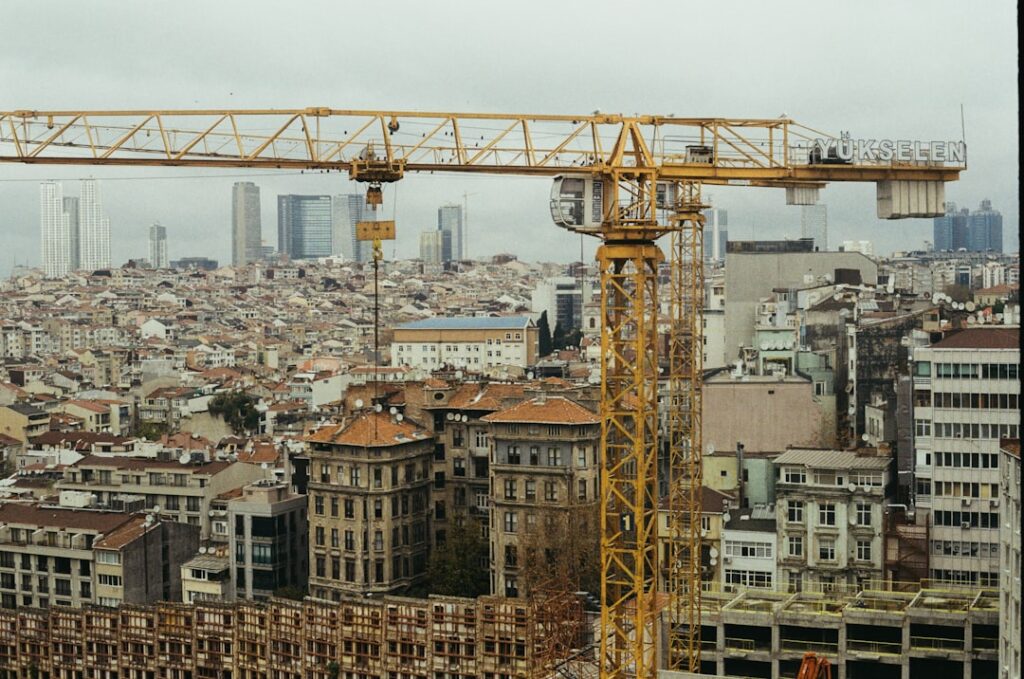 Hybrid Work Reshapes the Urban Grid and Real‑Estate Valuation