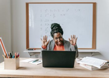Microlearning’s Structural Surge: How Bite‑Size Learning Redefines Career Capital and Institutional Power