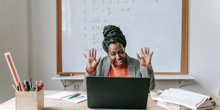 Microlearning’s Structural Surge: How Bite‑Size Learning Redefines Career Capital and Institutional Power