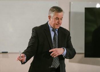 MOOCs, AI and the Fracturing of Executive Education: A Systemic Shift in Career Capital
