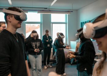 Narrative Disruption in Writing Workshops: Virtual Platforms Reshape Literary Capital