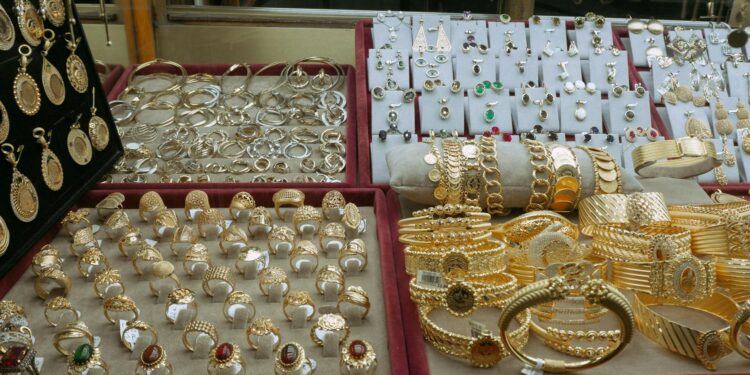 NFT‑Infused Luxury Jewelry: Structural Shifts in Market Potential, Regulation, and Retail Paradigms