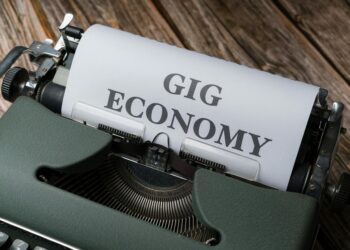 Right‑to‑Work, Right to Precarity? Structural Shifts in Autonomy and Economic Security
