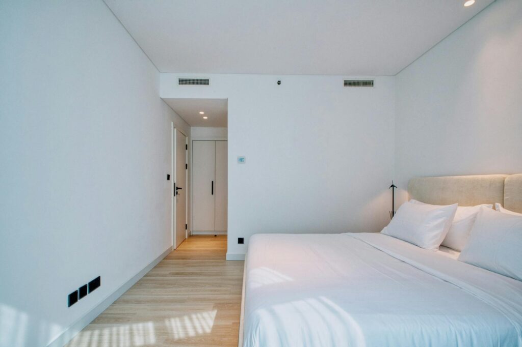 Short‑Term Rentals Reshape Local Real Estate: A Structural Analysis of Value, Mobility, and Institutional Power