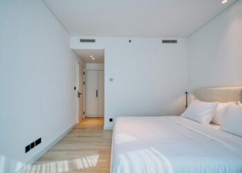 Short‑Term Rentals Reshape Local Real Estate: A Structural Analysis of Value, Mobility, and Institutional Power