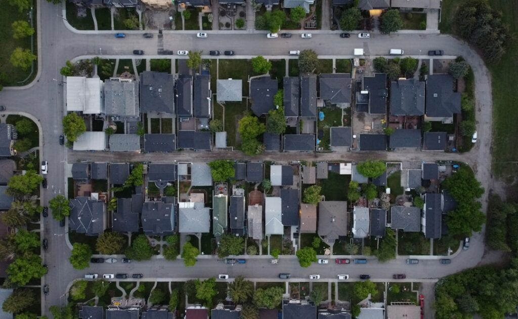 Short‑Term Rentals Reshape Local Real Estate: A Structural Analysis of Value, Mobility, and Institutional Power