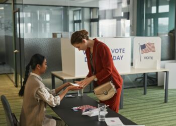 Social Media as a Structural Engine of Voter Mobilization in the Post‑Democracy Era