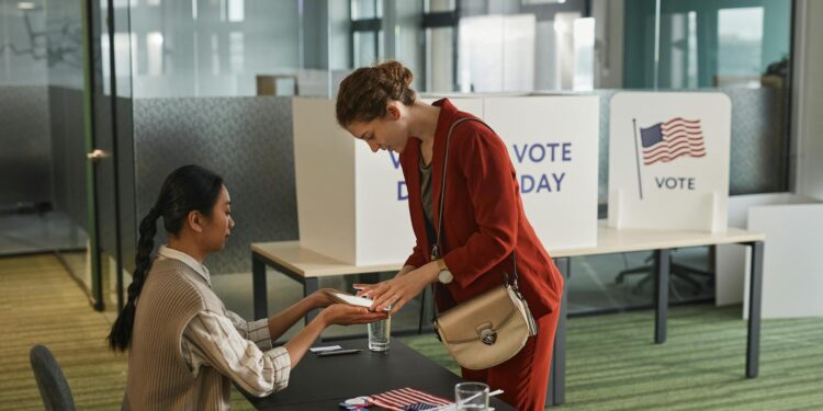 Social Media as a Structural Engine of Voter Mobilization in the Post‑Democracy Era