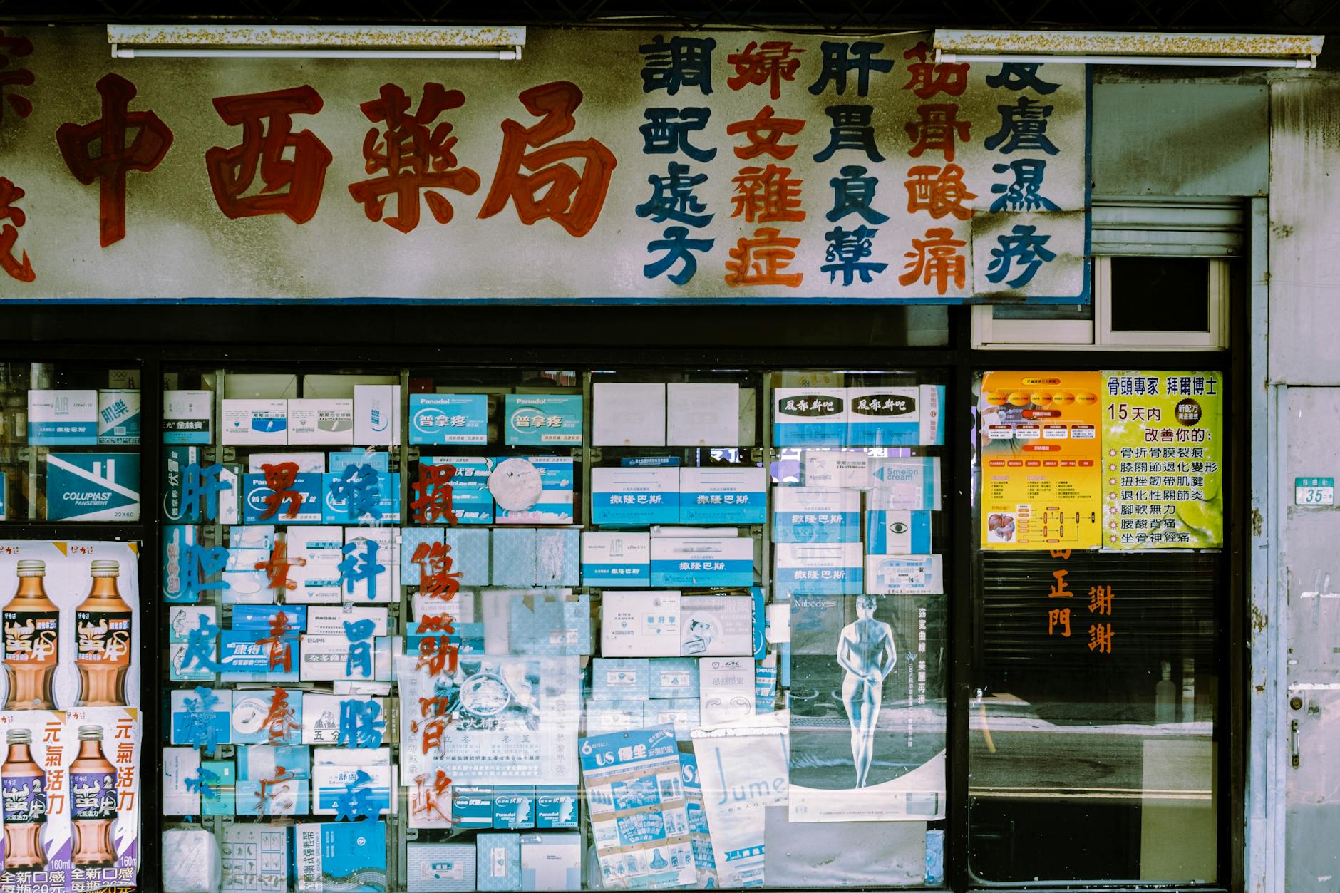 Storefronts in Contraction: How Retail’s Spatial Shrinkage Reshapes Capital, Mobility, and Institutional Power