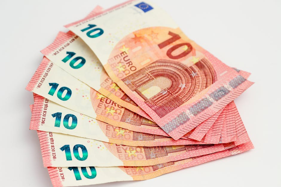 Euro-Zone Banks Tighten Credit Standards Most Since 2023
