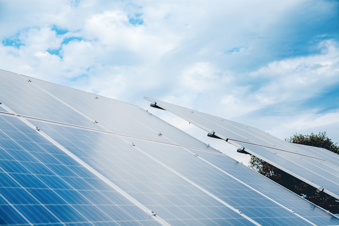 Homeowners turn to solar panels as oil prices rise
