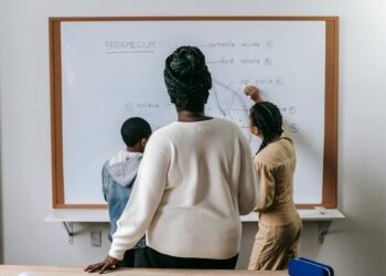 Adaptive Curriculum Design Reshapes Institutional Power in Mainstream Education