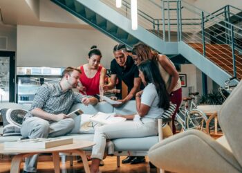 Algorithmic Intrapreneurship: How AI Platforms Reshape Corporate Innovation Networks