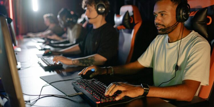 Beyond the Screen: Structural Risks of E‑Sports Careers for Young Athletes