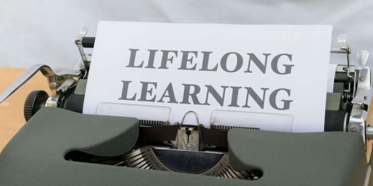 Bite‑Size Upskilling: How Microlearning Is Re‑Engineering Career Capital in the Digital Age