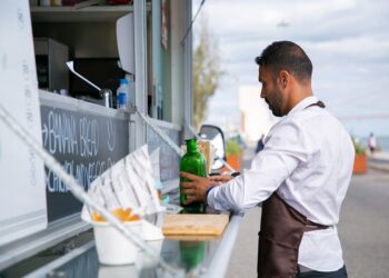 How to Start a Service Business in the UK: Licenses, Marketing, and Client Acquisition Strategies