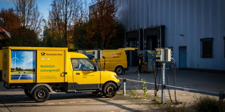 Decarbonizing Global Supply Chains: How Climate‑Resilient Logistics Redefine Business Power Structures