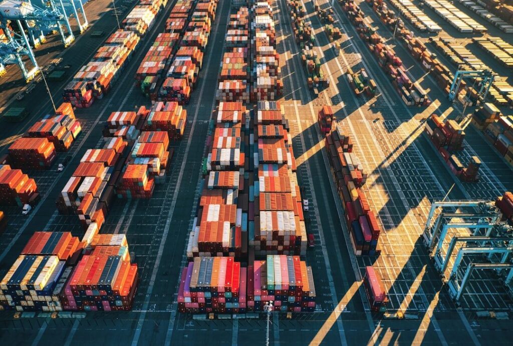 Decarbonizing Global Supply Chains: How Climate‑Resilient Logistics Redefine Business Power Structures