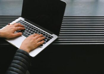 Decentralizing Career Ownership: How Virtual Professional Networks Reshape Institutional HR