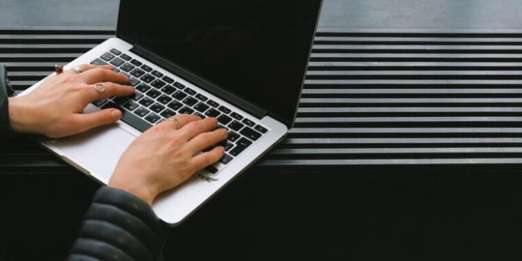 Decentralizing Career Ownership: How Virtual Professional Networks Reshape Institutional HR