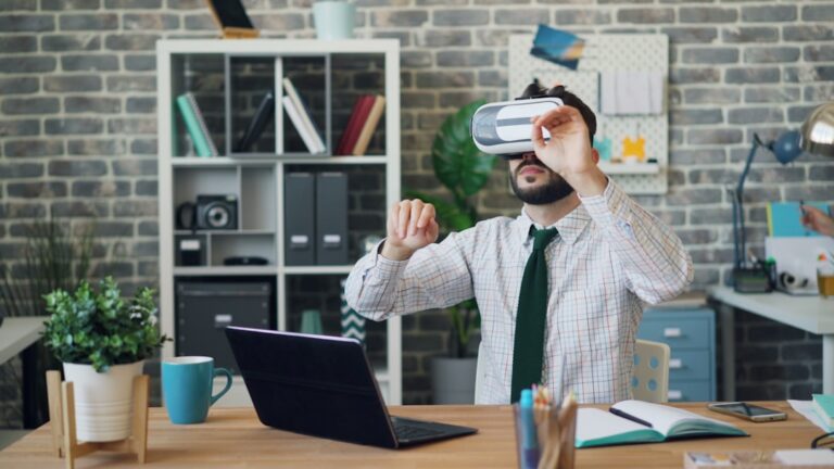 Decentralizing Career Ownership: How Virtual Professional Networks Reshape Institutional HR