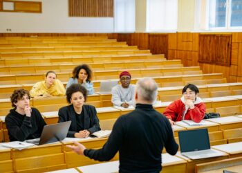 Decolonizing the College Experience: Intersectional Pedagogy as a Structural Lever for Student Well‑Being and Labor‑Market Capital