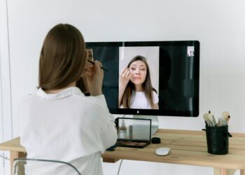 Digital Mirrors Reshape Beauty: From Consumer Confidence to Institutional Power