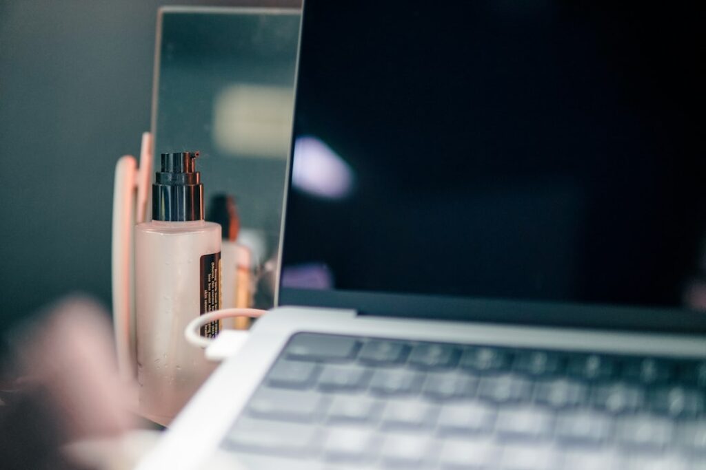 Digital Mirrors Reshape Beauty: From Consumer Confidence to Institutional Power