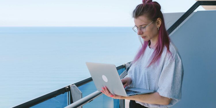 Digital Nomadism Redefines Student Capital: From Campus Halls to Global Workspaces