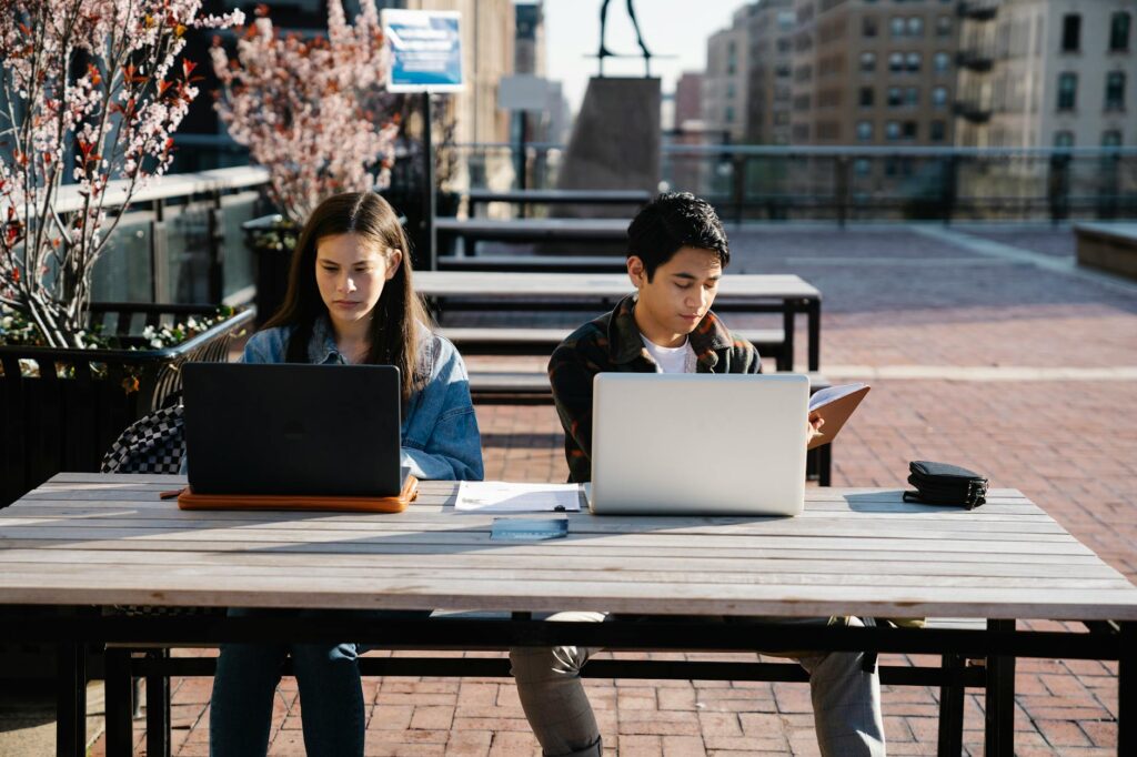 Digital Nomadism Redefines Student Capital: From Campus Halls to Global Workspaces
