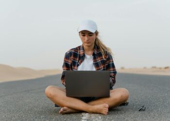 Digital Nomadism’s Hidden Toll: How Remote Mobility Reshapes Mental Health and Career Capital