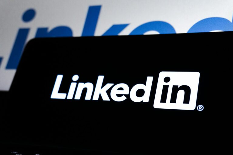 From Buzz to Brand: How Social Proof and User‑Generated Content Reshape Employer Branding in the Digital Age