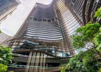 Green‑Space Gains: How Nature‑Based Therapies Reshape Corporate Career Capital