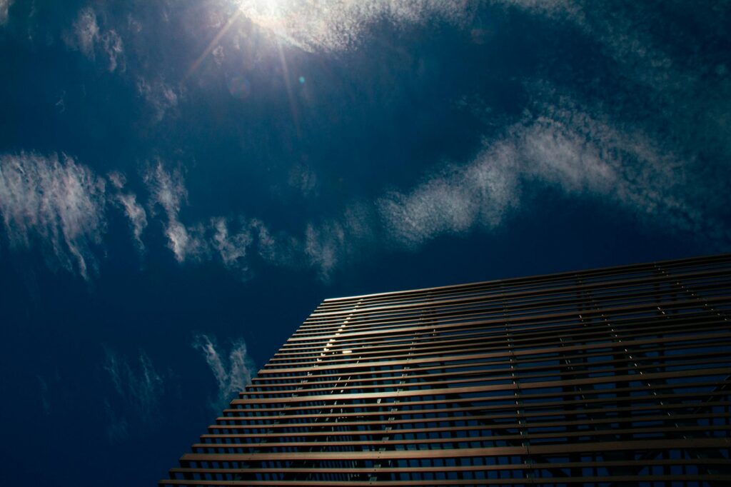 Heat‑Resilient Workspaces: How Urban Heat Islands Redefine Remote‑Worker Capital