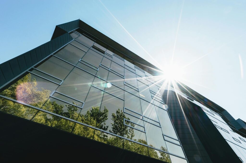 Heat‑Resilient Workspaces: How Urban Heat Islands Redefine Remote‑Worker Capital