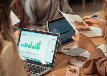 Human‑Centric Innovation vs. AI‑Generated Business Models: Structural Drivers of Sustainable Career Capital