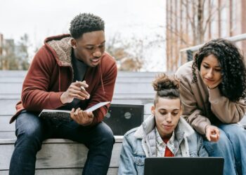 Micro‑Credentials Reshape Youth Career Capital in a Modular Economy