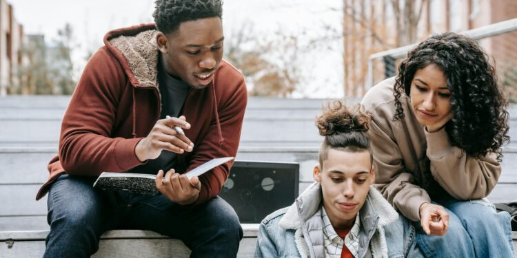 Micro‑Credentials Reshape Youth Career Capital in a Modular Economy